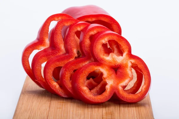 Κομμένο κόκκινο πιπέρι απομονωμένο σε λευκό φόντο — Φωτογραφία Αρχείου