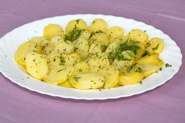 Deliziose patate bollite con aneto e oliva — Foto Stock