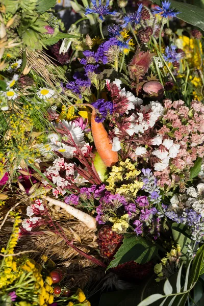 Schöne Blumensträuße und Kräuter — Stockfoto