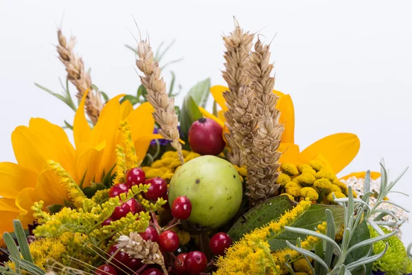 Hermosos ramos de flores y hierbas — Foto de Stock