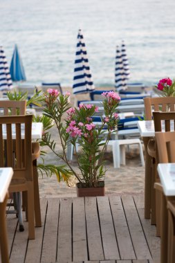 gün batımından önce plajda şezlong