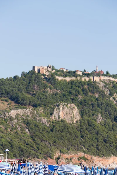 Castillo de Alanya construido sobre rocas y playa de Cleopatra, Antalya, Turquía — Foto de Stock