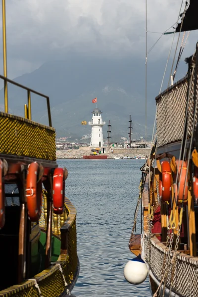 Vintage sailships och fyren i hamnen i alanya, Turkiet. — Stockfoto