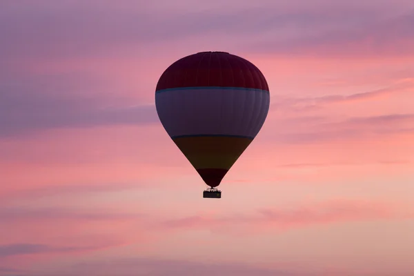 Varm luft ballong över Kappadokien vid soluppgången. Turkiet — Stockfoto