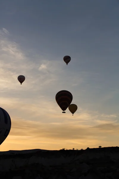 Каппадокія, Туркі. Найбільша туристична атракція Каппадокії, політ з повітряною кулею на світанку. — стокове фото