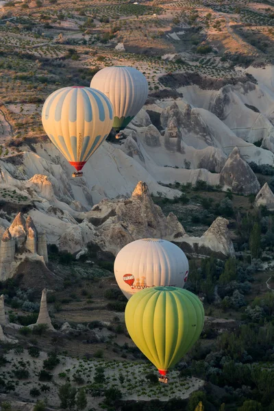 Capadocia, Turquía.La mayor atracción turística de Capadocia, el vuelo con el globo al amanecer —  Fotos de Stock