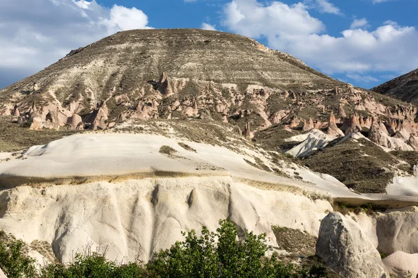 Kaya oluşumları Göreme Milli Parkı içinde. Kapadokya, Türkiye — Stok fotoğraf