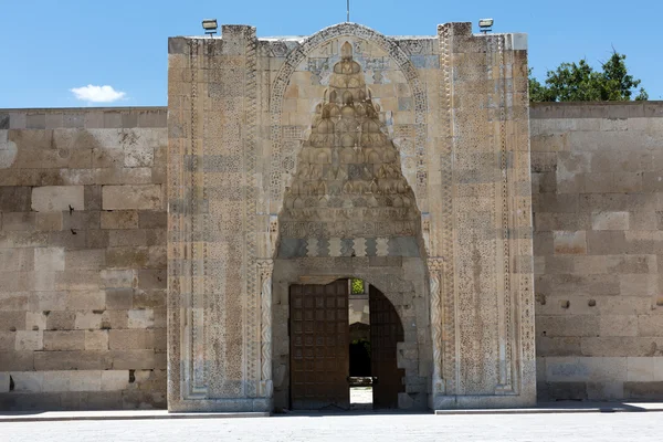 Ingången till den sultanhani karavanserajen gör på Sidenvägen, Turkiet — Stockfoto