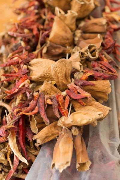 Paprika's opgehangen om te drogen in de Mercat de la boqueria markt barcelona — Stockfoto