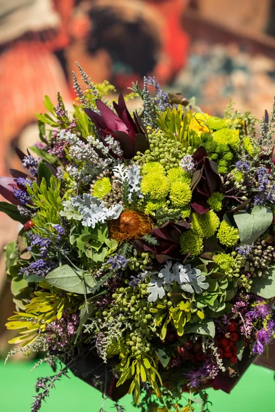 Beaux bouquets de fleurs et d'herbes — Photo