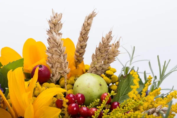 Hermosos ramos de flores y hierbas — Foto de Stock