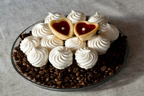 Biscoitos de merengue de baunilha franceses e dois corações doces — Fotografia de Stock