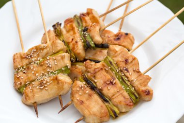 Nefis ızgara et ve pırasa ile Barbekü