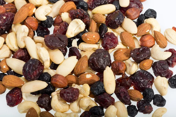 Frutos secos y frutos secos mezclados aislados sobre fondo blanco —  Fotos de Stock