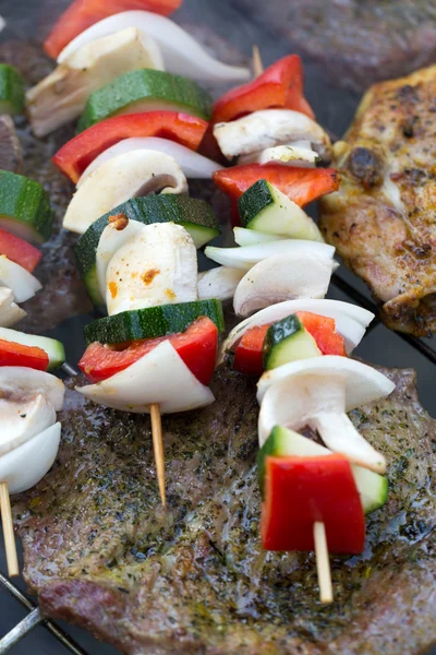 Churrasco com deliciosa carne grelhada e legumes na grelha — Fotografia de Stock