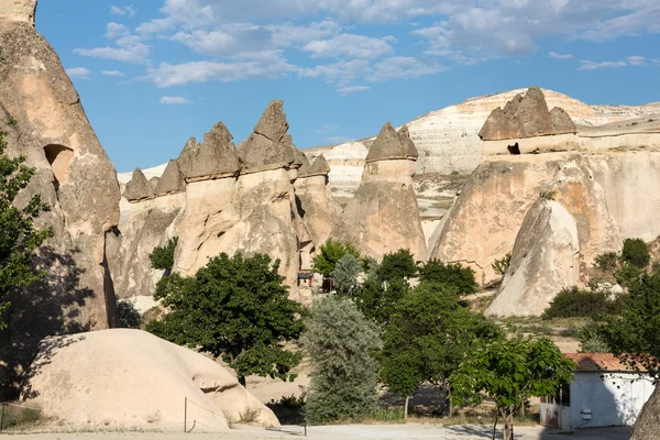 Kaya oluşumları Göreme Milli Parkı içinde. Kapadokya, Türkiye — Stok fotoğraf