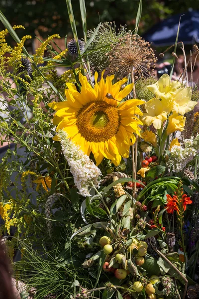 Smukke buketter af blomster og urter - Stock-foto