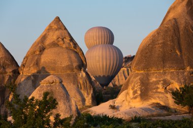 Kapadokya, Türkiye. Kapadokya 'nın en büyük turistik cazibesi. Gün doğumunda balonla uçmak.