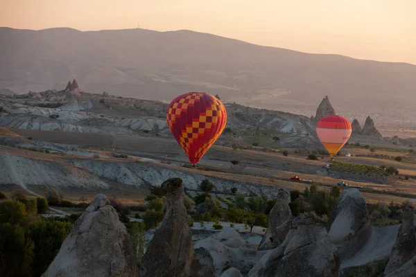 Capadócia, Turquia.A maior atração turística da Capadócia, o voo com o balão ao nascer do sol — Fotografia de Stock