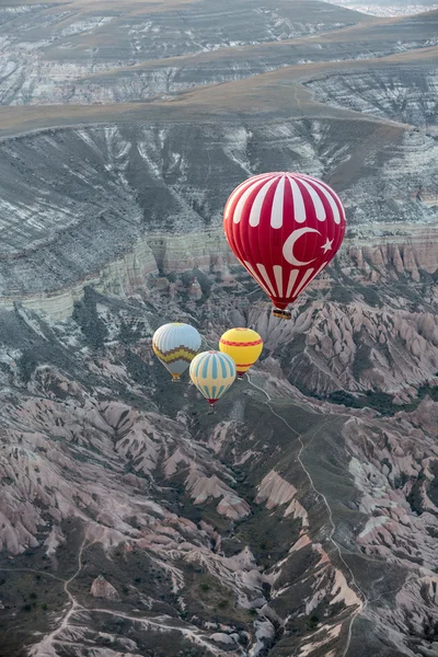 Capadócia, Turquia.A maior atração turística da Capadócia, o voo com o balão ao nascer do sol — Fotografia de Stock