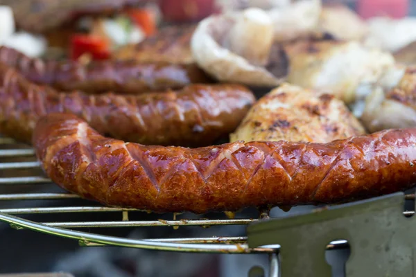 Barbecue s vynikající grilované maso a zelenina na grilu — Stock fotografie