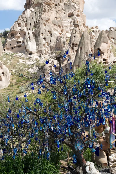 Evil eye in tree behind Uchisar Castle in Cappadocia, — Stock Photo, Image
