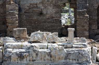 Antik Roma amfi tiyatroda yan kalıntıları. Türkiye