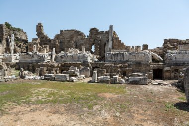 Antik Roma amfi tiyatroda yan kalıntıları. Türkiye