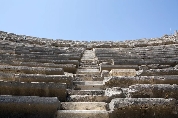 Ruinerna av antika romerska amfiteatern i sidan. Turkiet — Stockfoto