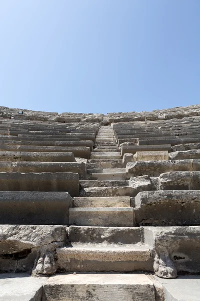 Ruiny starożytnego rzymskiego amfiteatru w boku. Turcja — Zdjęcie stockowe