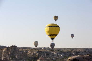 Kapadokya, Türkiye. Kapadokya 'nın en büyük turistik cazibesi. Gün doğumunda balonla uçmak.