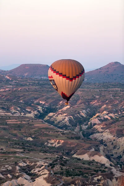 Hot Air Baloon over Cappadocia at sunrise. Turkey — Stock Photo, Image