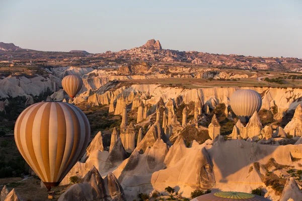 Capadócia, Turquia.A maior atração turística da Capadócia, o voo com o balão ao nascer do sol — Fotografia de Stock