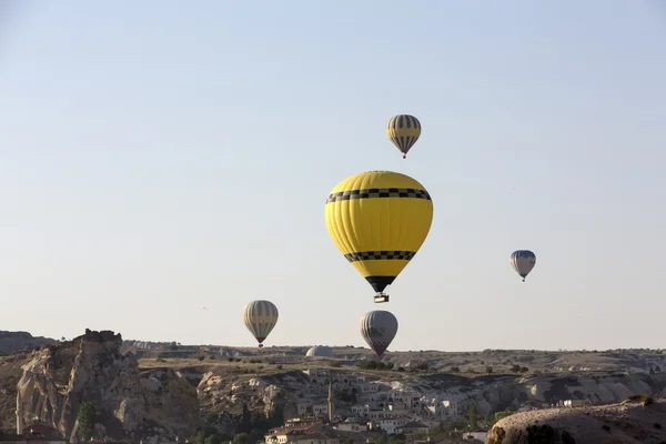 Cappadocia, Turkey.The greatest tourist attraction of Cappadocia , the flight with the balloon at sunrise — Stock Photo, Image