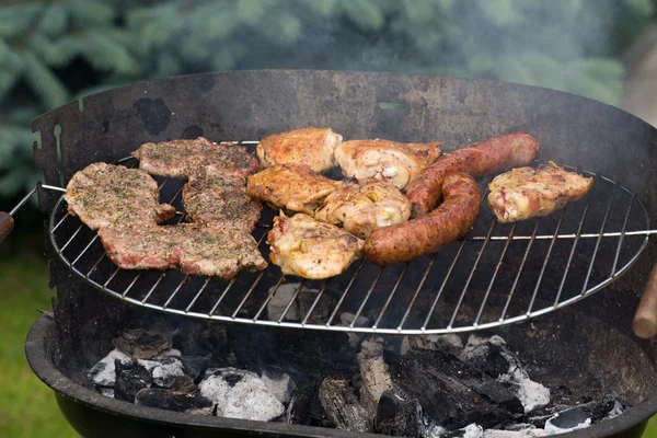 Barbecue with delicious grilled meat on gril — Stock Photo, Image