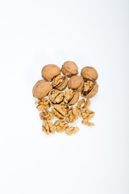 Ceviz ve kırık ceviz beyaz arka planda izole edilmiş.