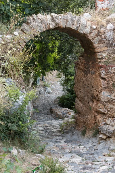 Antiguas calles en la colina del castillo en Alanya. Turquía — Foto de Stock