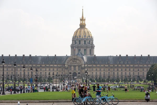 Lidé v parku u hlavního vchodu Les Invalides. Paříž, Francie — Stock fotografie