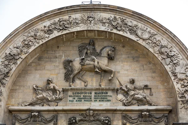 A Hotel Les Invalides homlokzatán szobrok. Paris, Franciaország — Stock Fotó