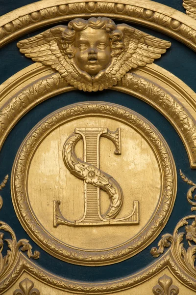 アンヴァリッドに正面玄関の上の紋章モチーフ。パリ、フランス — ストック写真