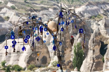 Aşk Vadisi Göreme Milli Parkı içinde arkasında ağacında nazar. Kapadokya, Türkiye