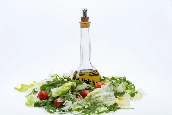 Kupa rukoli, sałaty, pomidorów i oliwy z oliwek z tymiankiem — Zdjęcie stockowe