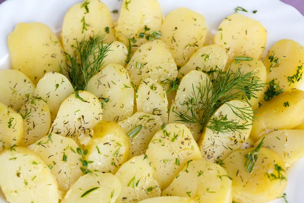 Batatas cozidas deliciosas com endro e azeitona — Fotografia de Stock