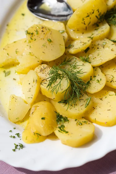 Köstliche Pellkartoffeln mit Dill und Oliven — Stockfoto