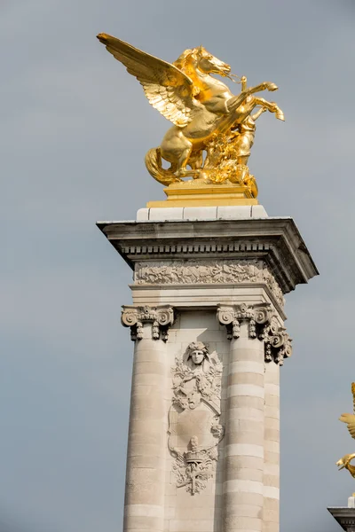 Paris - Estátua de cavalo alado dourado na ponte Alexandre III — Fotografia de Stock