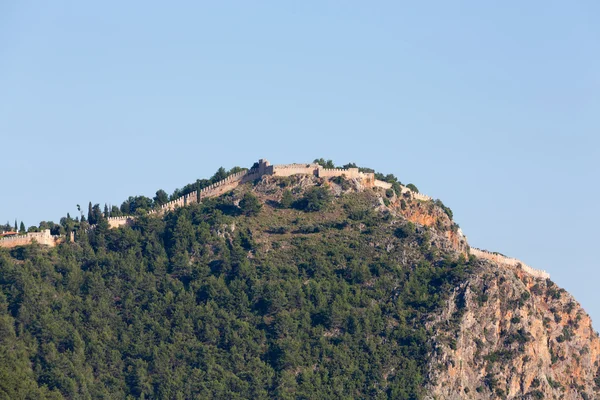 Het kasteel van alanya gebouwd op de heuvel boven het strand van cleopatra. Turkije — Stockfoto