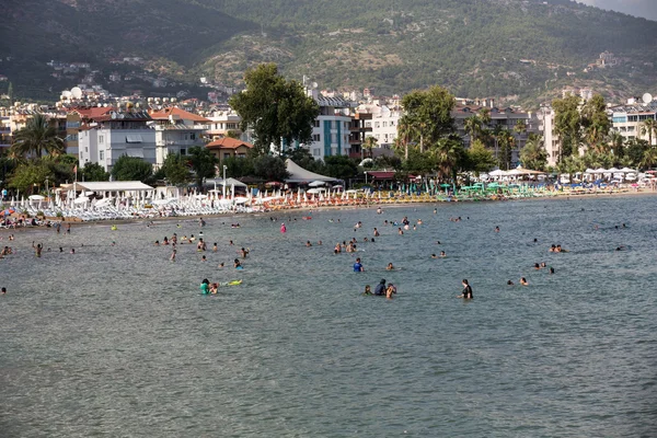 Alanya - plaży aladdin. Alanya jest jednym z najbardziej popularnych nadmorskich kurortów w Turcji — Zdjęcie stockowe