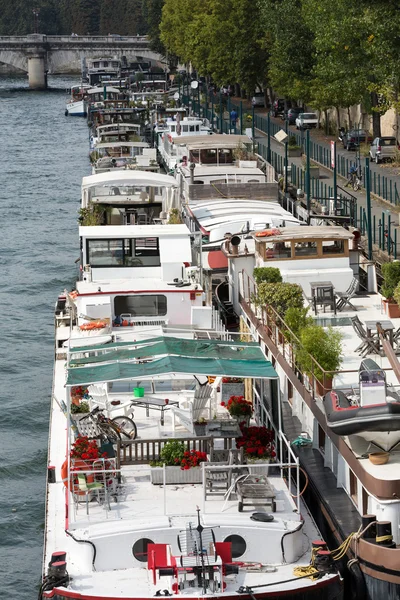 Cruise boat on the River Seine in Paris — Stock Photo, Image