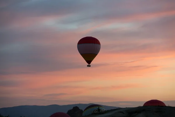 Varm luft ballong över Kappadokien vid soluppgången. Turkiet — Stockfoto