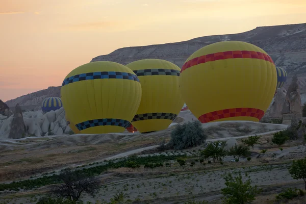 Cappadocia - preparations to the start of the balloon at sunrise — Stock Photo, Image